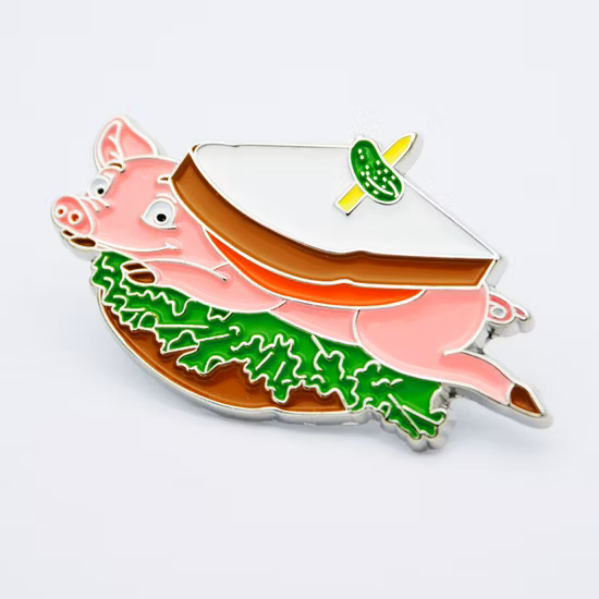 Nome de futebol de carro de esmalte macio personalizado Moda médica Desenho animado 3D Emblema bonito Distintivo de lapela de metal Pin para presentes de promoção