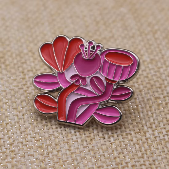Promoção personalizada Broche de latão Souvenir Liga de zinco Logotipo da flor Ouro Bonito Emblema de artesanato de metal Anime Distintivo Esmalte macio lapela Pin para presente promocional No mínimo
